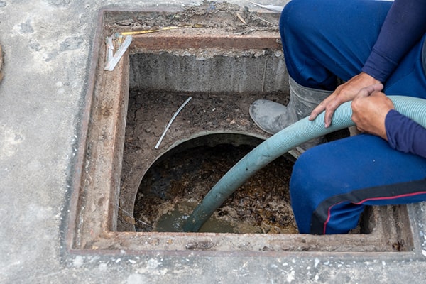 foul odors, slow drainage, and visible grease buildup are common indicators that it's time for grease trap pumping